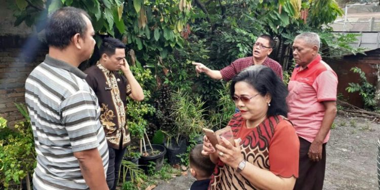 Ferry SP Sinamo bersama Camat Ari Sembiring dan warga saat meninjau akses Gang AMD Jalan Peramin Kelurahan Pondok Sayur yang tertutup oleh bangunan rumah warga , Kamis (12/12) pagi.