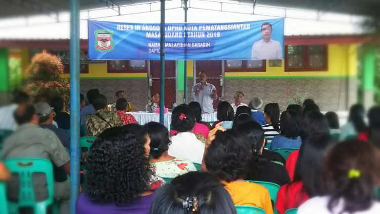 Jani Apohan Saragih saat merespons aspirasi warga Dapil I dalam kegiatan reses DPRD Siantar, Jumat (13/12/2019) sore, di Kelurahan Bane. (isiantar/nda).