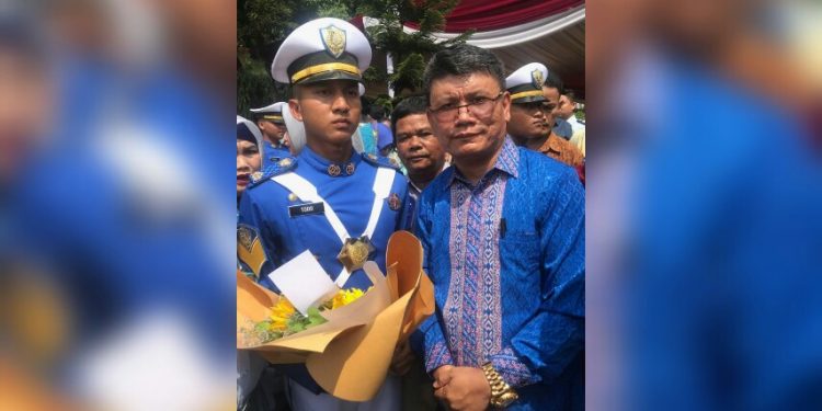 Maruba Sinaga dan putranya usai pelantikan Taruna Imigrasi tahun 2019, di Badan Pengembangan Sumber Daya Manusia (BPSDM) Hukum dan Hak Asasi Manusia, Jakarta, (9/12).