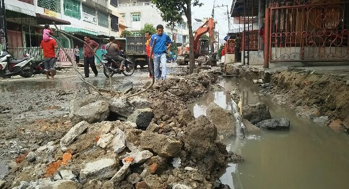Proyek perbaikan drainase di Jalan dr Wahidin, Minggu (8/9), yang menyebabkan layanan air PDAM ke sejumlah pelanggan terganggu.