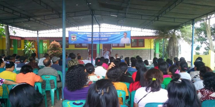 Suasana reses Anggota DPRD Siantar Jani Apohan Saragih, di Jalan Kain Suji Kelurahan Bane, Jumat (13/12) sore.(isiantar/nda).