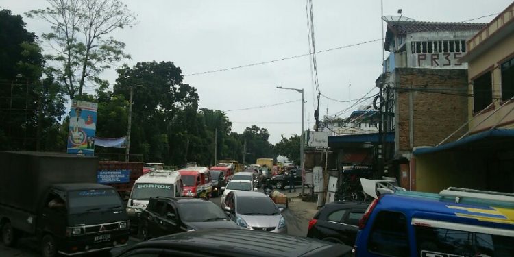 Kemacetan di Jalan S Parman dan Jalan Sangnaualuh, Kamis (19/12) pagi. (isiantar/nda).