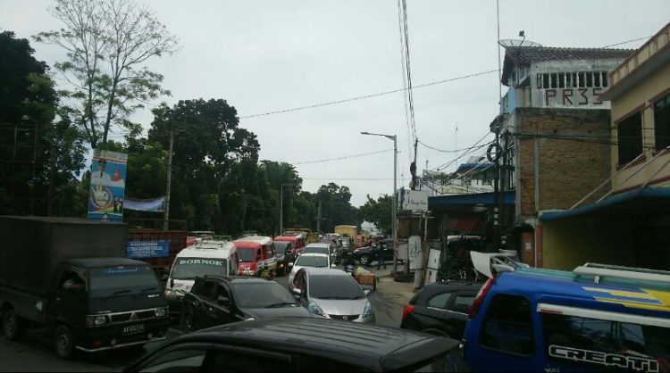 Kemacetan di Jalan S Parman dan Jalan Sangnaualuh, Kamis (19/12) pagi. (isiantar/nda).