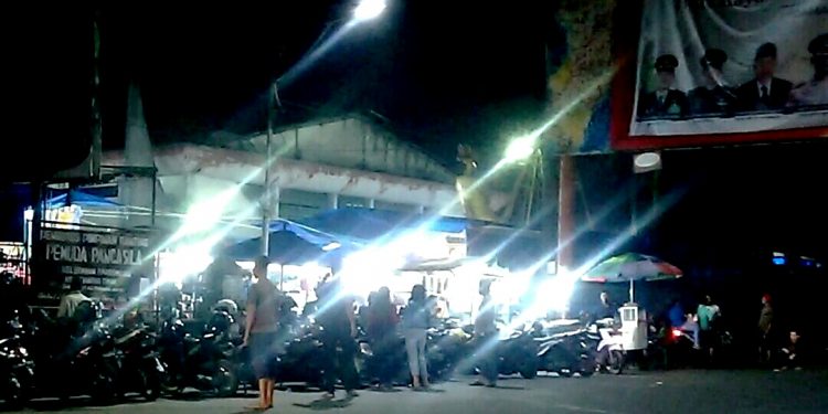 Suasana jalanan di depan gerbang GOR, Kamis (19/12) malam. (isiantar/nda).