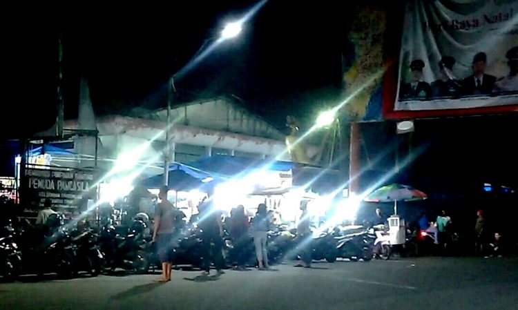 Suasana jalanan di depan gerbang GOR, Kamis (19/12) malam. (isiantar/nda).