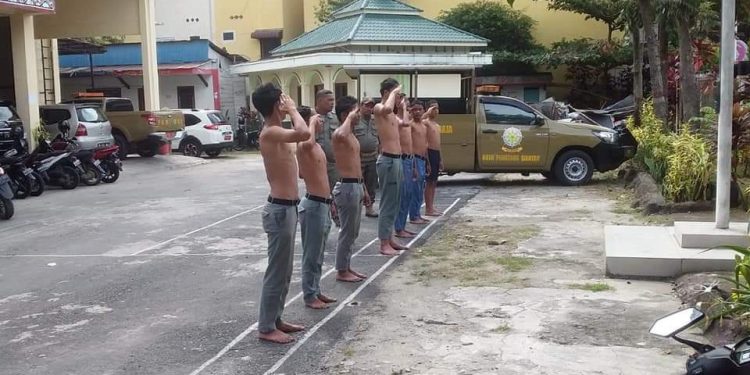 Pelajar yang terjaring razia disuruh menghormat bendera di halaman kantor Satpol PP Kota Siantar, Selasa (21/1) pagi.