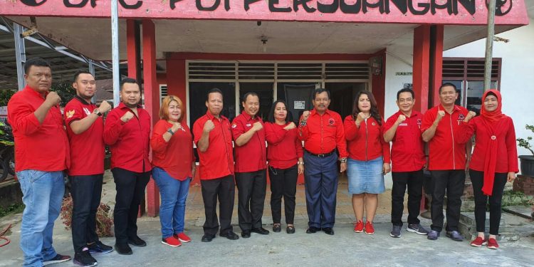Pengurus partai dan fraksi PDI Perjuangan kota Siantar foto bersama di depan kantor DPC, Sabtu (4/1/2020).