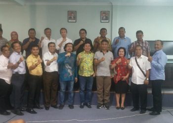 Anggota DPRD Siantar yang mengajukan penggunaan hak angket terhadap Hefriansyah foto bersama, Rabu (15/1) sore. (isiantar/nda).