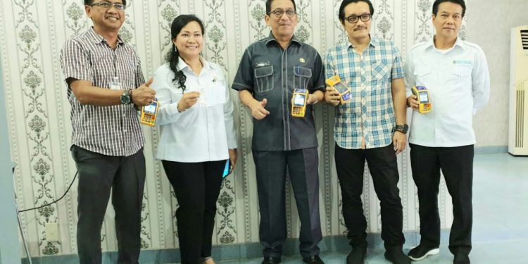 Foto bersama jajaran direksi bersama Dewan Pengawas PDAM Tirtauli dan Kacab Bank Mandiri Pematangsiantar saat peluncuran penggunaan Mesin EDC untuk pembayaran rekening air PDAM Tirtauli pada Selasa 14 Januari 2020.