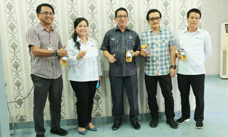 Foto bersama jajaran direksi bersama Dewan Pengawas PDAM Tirtauli dan Kacab Bank Mandiri Pematangsiantar saat peluncuran penggunaan Mesin EDC untuk pembayaran rekening air PDAM Tirtauli pada Selasa 14 Januari 2020.