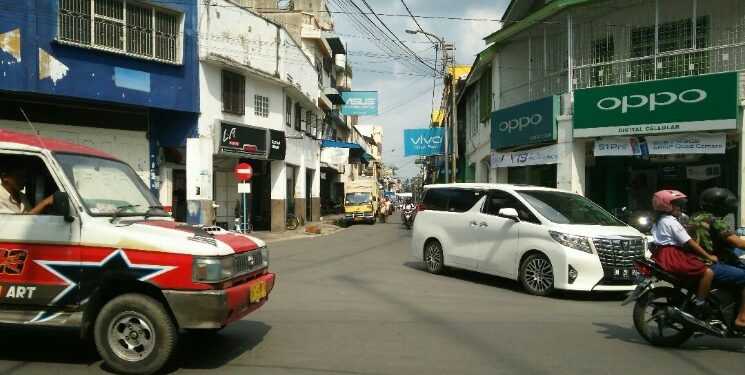 Sebuah kendaraan pribadi tampak keluar dari Jalan Cipto dan langsung masuk ke Jalan Diponegoro, Selasa (14/1) siang. (isiantar/nda).