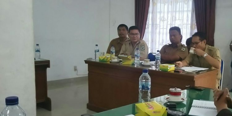 Kadis PUPR Kota Siantar Reinward Simanjuntak didampingi pejabat bawahannya saat rapat dengan Komisi III DPRD Siantar, Senin (20/1/2020) siang. (isiantar/nda).