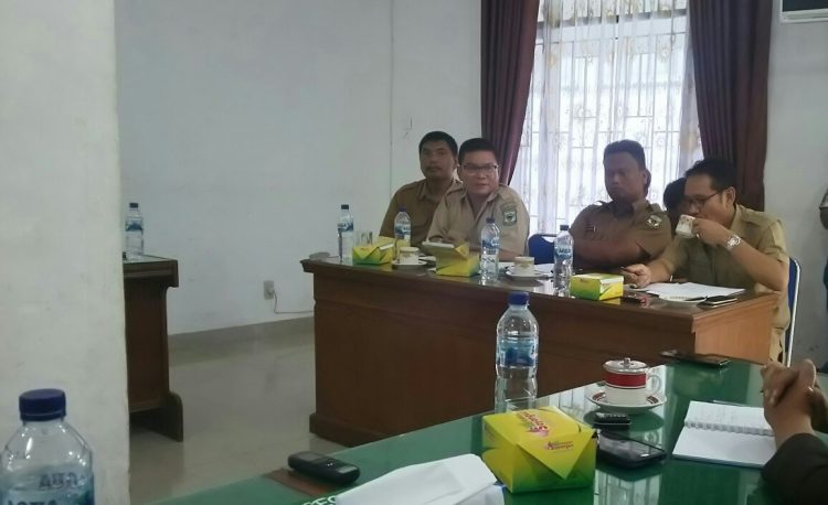 Kadis PUPR Kota Siantar Reinward Simanjuntak didampingi pejabat bawahannya saat rapat dengan Komisi III DPRD Siantar, Senin (20/1/2020) siang. (isiantar/nda).