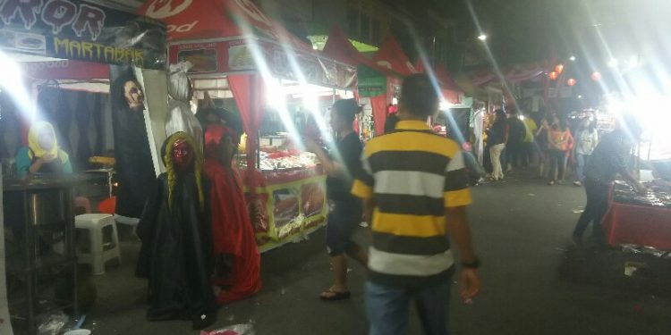 Pemandangan deretan lapak berjualan di Jalan Bandung yang dikemas dalam kegiatan bertajuk Imlek Fair Tahun 2020 di Kota Siantar, Minggu malam (12/1). (isiantar/nda).