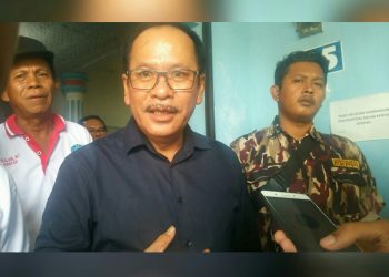 Asner Silalahi di teras kantor DPC Nasdem usai mengembalikan formulir pendaftaran calon walikota, Kamis (17/10/2019) siang. (isiantar/nda).
