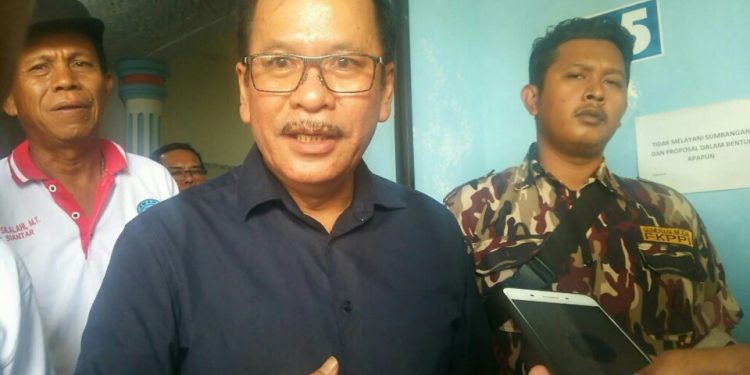 Asner Silalahi di teras kantor DPC Nasdem usai mengembalikan formulir pendaftaran calon walikota, Kamis (17/10/2019) siang. (isiantar/nda).