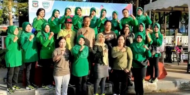 Direktur Umum PDAM Tirtauli Berliana Napitu berdampingan dengan istri walikota Syahputri Hutabarat foto bersama saat ikut menghadiri dan memeriahkan CFD di kawasan Jalan Haji Adam Malik beberapa waktu lalu.
