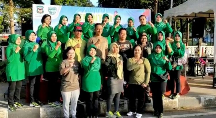 Direktur Umum PDAM Tirtauli Berliana Napitu berdampingan dengan istri walikota Syahputri Hutabarat foto bersama saat ikut menghadiri dan memeriahkan CFD di kawasan Jalan Haji Adam Malik beberapa waktu lalu.
