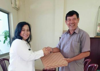 Direktur Umum PDAM Tirtauli, Berliana Napitu, menyerahkan bingkisan dari manajemen PDAM Tirtauli kepada pelanggan atas nama Heng Mok yang beralamat di Jalan Prambanan sebagai apresiasi atas pembayaran tagihan air secara tepat waktu, Selasa (4/2/2020).