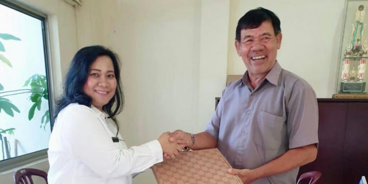 Direktur Umum PDAM Tirtauli, Berliana Napitu, menyerahkan bingkisan dari manajemen PDAM Tirtauli kepada pelanggan atas nama Heng Mok yang beralamat di Jalan Prambanan sebagai apresiasi atas pembayaran tagihan air secara tepat waktu, Selasa (4/2/2020).