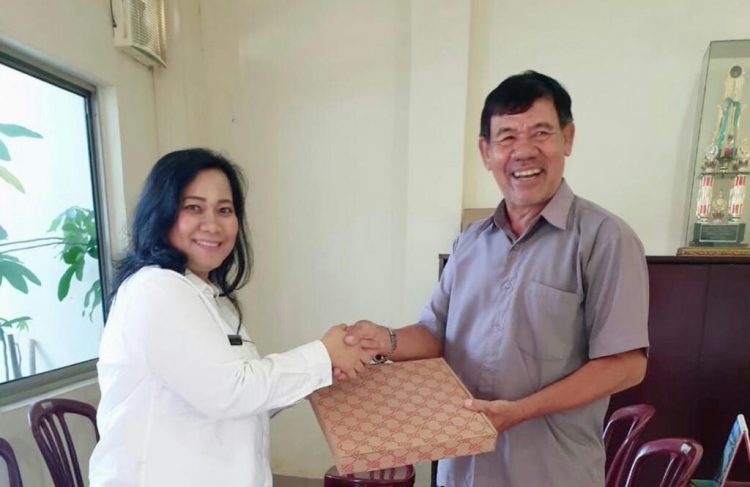 Direktur Umum PDAM Tirtauli, Berliana Napitu, menyerahkan bingkisan dari manajemen PDAM Tirtauli kepada pelanggan atas nama Heng Mok yang beralamat di Jalan Prambanan sebagai apresiasi atas pembayaran tagihan air secara tepat waktu, Selasa (4/2/2020).
