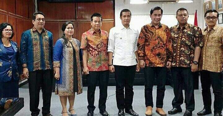 Walikota Pematangsiantar foto bersama dengan jajaran direksi dan Dewan Pengawas PDAM Tirtauli dan juga Direktur Utama PDAM Kota Malang, usai penandatanganan MoU antara PDAM Tirtauli dengan PDAM Kota Malang, Jumat (7/2/2020).