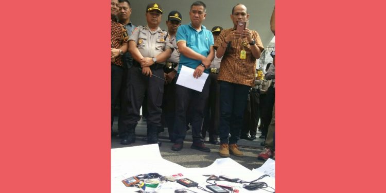 Pejabat Kejari Pematangsiantar dan kepolisian yang melakukan pengawalan berdiri menghadap massa wartawan yang menggelar unjukrasa, Jumat (31/1/2020). (isiantar/nda).