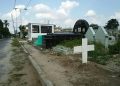 Beberapa makam di TPU Bahagia, Kampung Kristen sudah berada di badan trotoar jalan. (isiantar/nda).