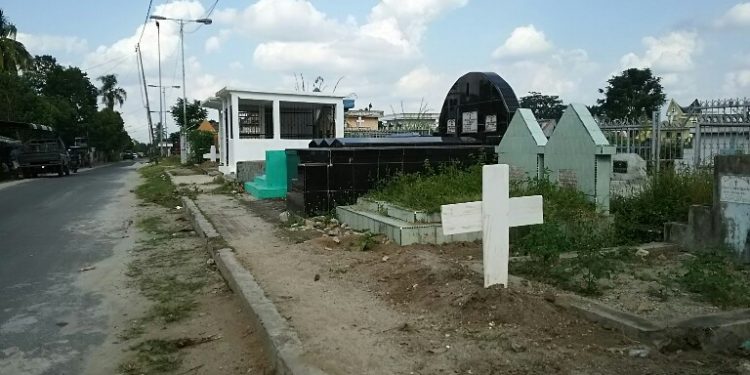 Beberapa makam di TPU Bahagia, Kampung Kristen sudah berada di badan trotoar jalan. (isiantar/nda).