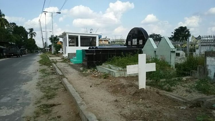 Beberapa makam di TPU Bahagia, Kampung Kristen sudah berada di badan trotoar jalan. (isiantar/nda).