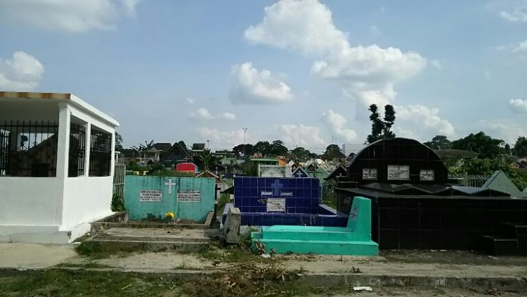 Tampak posisi makam-makam di TPU Kampung Kristen sudah sangat rapat dan padat. (isiantar/nda).