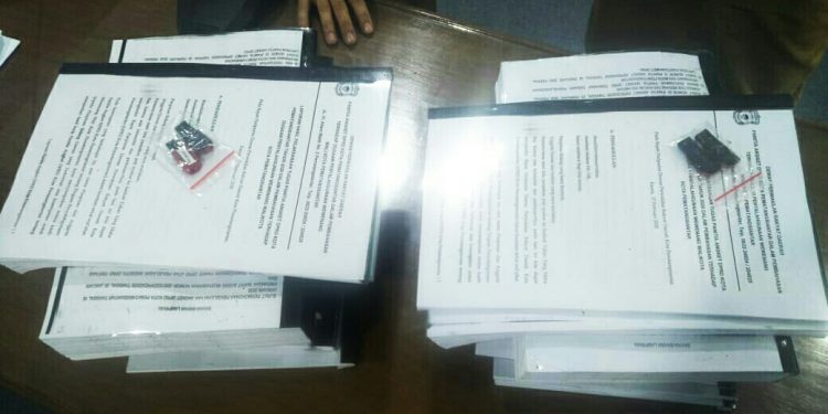 Bundelan dokumen hasil penyelidikan Panitia Angket yang akan diserahkan DPRD Siantar ke MA dan KPK. (isiantar/nda).