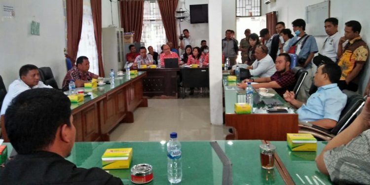 Pejabat Dinkes Siantar tidak mengenakan masker saat mengikuti rapat dengan sejumlah anggota DPRD yang telah mereka beri status Orang Dalam Pemantauan (ODP) Corona, Kamis (19/3/2020).
