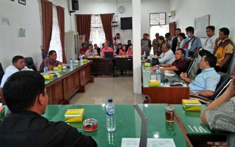 Pejabat Dinkes Siantar tidak mengenakan masker saat mengikuti rapat dengan sejumlah anggota DPRD yang telah mereka beri status Orang Dalam Pemantauan (ODP) Corona, Kamis (19/3/2020).