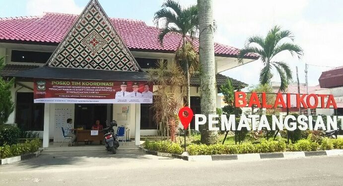Suasana pelataran Ruang Data yang telah difungsikan sebagai posko siaga antisipasi Covid-19, Rabu siang (25/3/2020). (isiantar/nda).