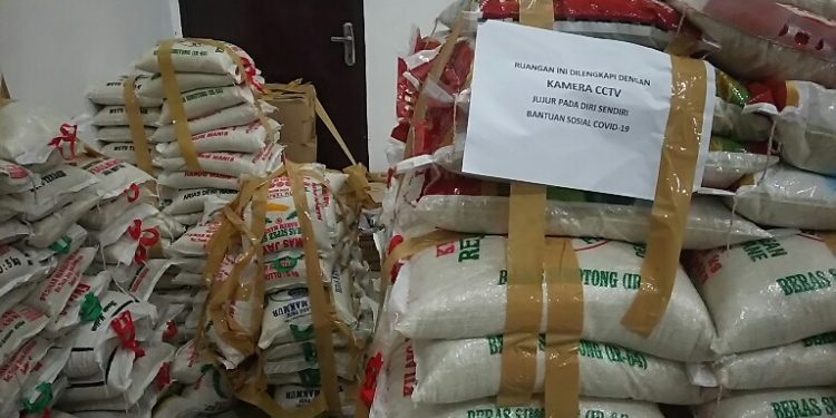 Tumpukan beras dan minyak goreng di ruang posko Gugus Tugas Covid-19 kota Siantar, Rabu (20/5) malam. (isiantar/nda).