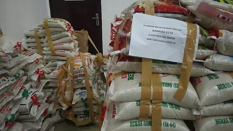 Tumpukan beras dan minyak goreng di ruang posko Gugus Tugas Covid-19 kota Siantar, Rabu (20/5) malam. (isiantar/nda).