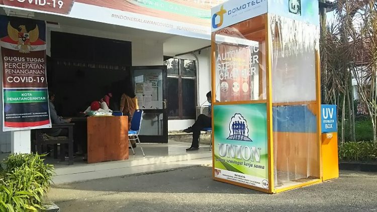 Sebuah sterilizer room dengan poster produk rokok pada dindingnya tampak di depan pintu masuk Posko Gugus Tugas Covid-19 kota Siantar yang berlokasi di kompleks Balai Kota, Senin (18/5). (isiantar/nda).