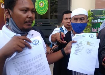 (Kiri) Pengacara LBH Pematangsiantar Chandra Kusuma Pakpahan, didampingi warga Gang Demak Abdul Wahid Katino (kanan) usai melegalisir gugatan di PN Pematangsiantar, Senin (29/6) siang.