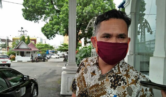 Ketua KPU Kota Pematangsiantar, Daniel Dolok Sibarani, saat diwawancarai wartawan di depan gedung Balai Kota, Kamis (4/6/2020).