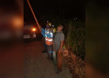 Perbaikan Trafo PLN di daerah Karangsari, Kamis (4/6) malam.