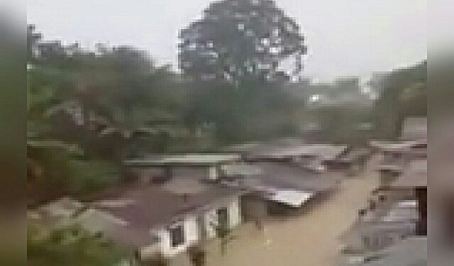 Rekaman banjir di salah satu titik di kota Siantar, Sabtu (11/7), yang diposting warga di media sosial.