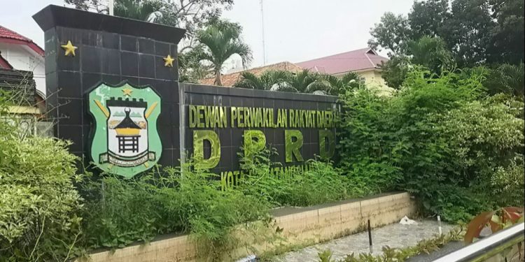 Taman Hias Gedung DPRD Siantar yang menghadap Lapangan Adam Malik disesaki sampah dan semak belukar, Kamis (9/7/2020). (isiantar/nda).
