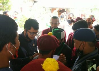 Anggota DPRD Kota Pematangsiantar saat menandatangani pernyataan menolak Omnibus Law RUU Cipta Karya yang disodorkan pengunjukrasa di Gedung DPRD, Kamis siang (16/72020). (isiantar/nda).