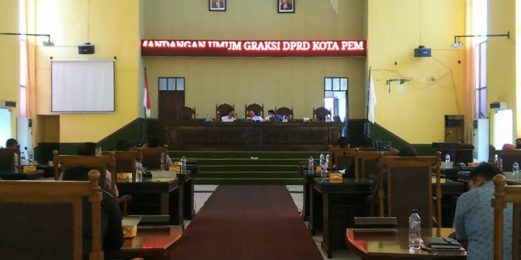 Suasana sidang paripurna Penyampaian Pemandangan Umum Fraksi DPRD Kota Pematangsiantar atas Pengantar Nota Keuangan Walikota Terhadap Ranperda tentang Pertanggungjawaban Pelaksanaan APBD TA 2019, di Gedung Harungguan, Senin sore (20/7/2020). (isiantar/nda).