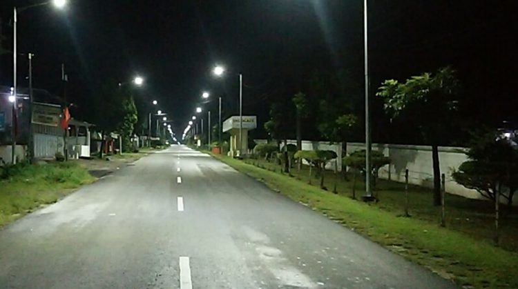 Penampakan lampu jalan yang dipasang Pemko Siantar di Jalan Pdt Justin Sihombing, depan pabrik STTC. (isiantar/nda).