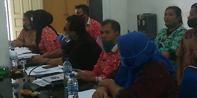 Agus Salam bersama pejabat di Dinas Perizinan Kota Siantar saat mengikuti rapat di Komisi II DPRD Kota Siantar, Kamis (23/7/2020). (isiantar/nda).