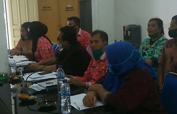 Agus Salam bersama pejabat di Dinas Perizinan Kota Siantar saat mengikuti rapat di Komisi II DPRD Kota Siantar, Kamis (23/7/2020). (isiantar/nda).
