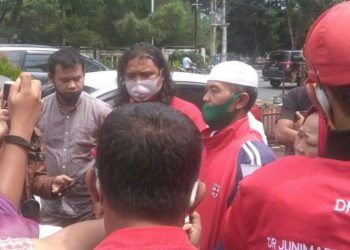 Abdul Wahid Katino (mengenakan peci) salah seorang warga yang menggugat Hefriansyah Noor, didampingi pengacara LBH Pematangsiantar, Prima Banjarnahor, saat memberi keterangan kepada wartawan usai sidang mediasi pertama di PN Siantar, Rabu (22/7/2020).