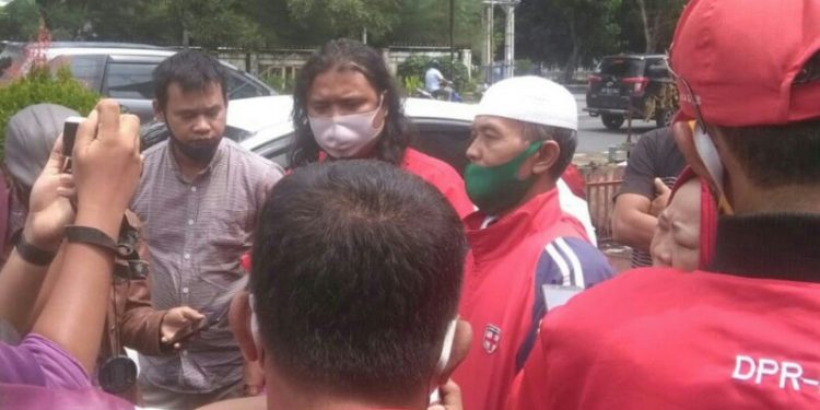 Abdul Wahid Katino (mengenakan peci) salah seorang warga yang menggugat Hefriansyah Noor, didampingi pengacara LBH Pematangsiantar, Prima Banjarnahor, saat memberi keterangan kepada wartawan usai sidang mediasi pertama di PN Siantar, Rabu (22/7/2020).